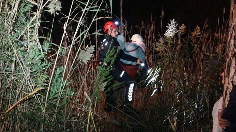 Bataklıkta 4 saat mahsur kalan kadın vinçle kurtarıldı