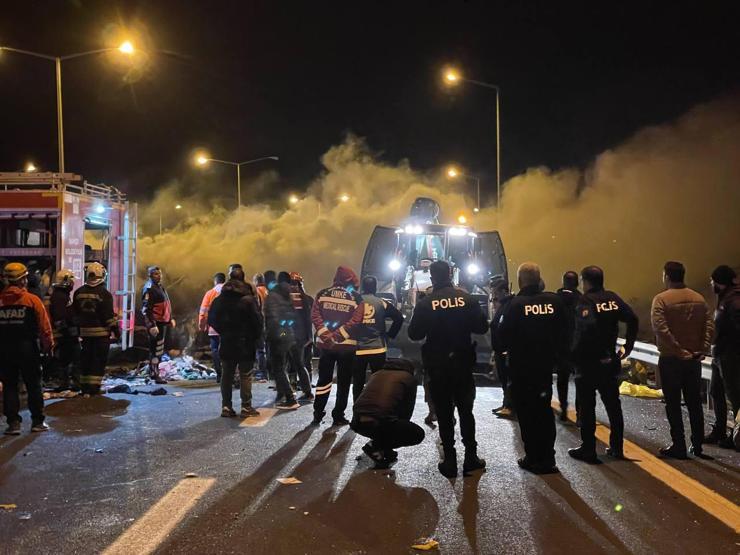 TAG Otoyolu Gaziantep geçişindeki zincirleme kazada TIR ve otomobil yandı: 1 ölü, 19 yaralı