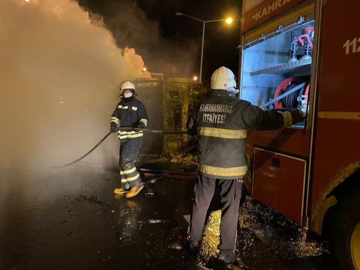 TAG Otoyolu Gaziantep geçişindeki zincirleme kazada TIR ve otomobil yandı: 1 ölü, 19 yaralı