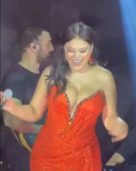 Şarkıcı Zaranın cesur sahne tarzı nefes kesti
