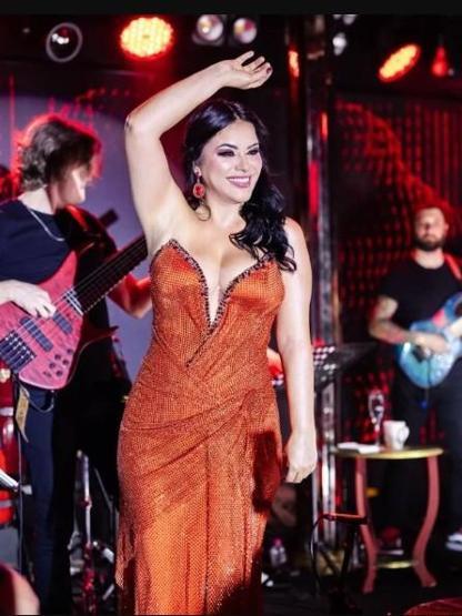 Şarkıcı Zaranın cesur sahne tarzı nefes kesti