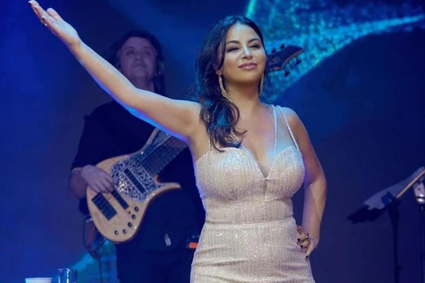 Şarkıcı Zaranın cesur sahne tarzı nefes kesti