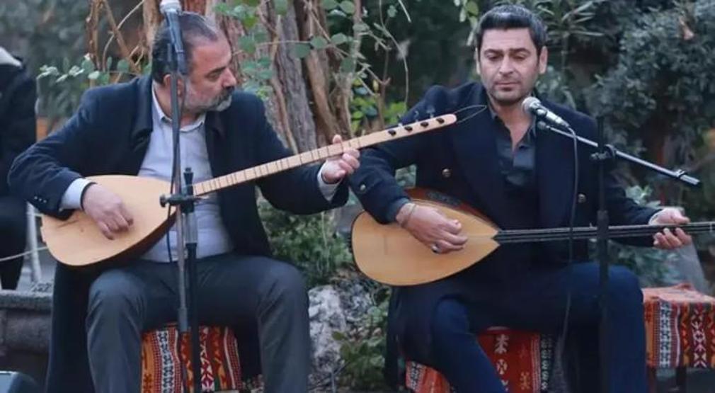 Uzak Şehirde Ozan Akbaba sesiyle büyüledi