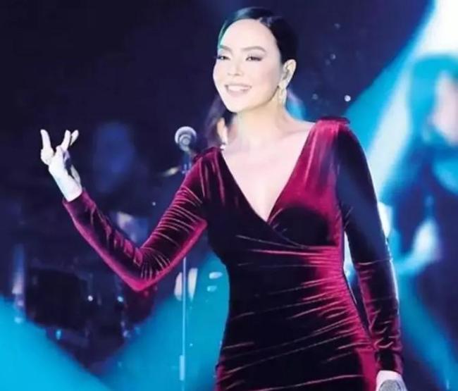 Sevgililer Gününde Ebru Gündeşi dinlemenin bedeli dudak uçuklattı