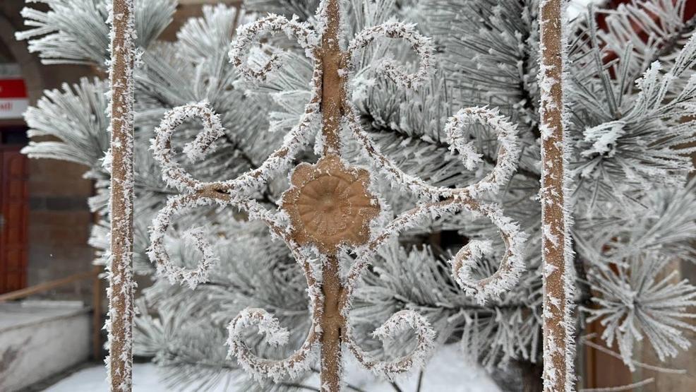 Bir şehir dondu... Metrelerce buz sarkıtları oluştu