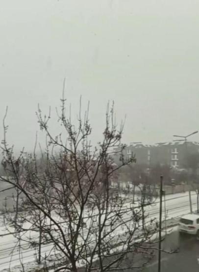 SON DAKİKA... İstanbulda kar yağışı Araçlar yollarda kaldı