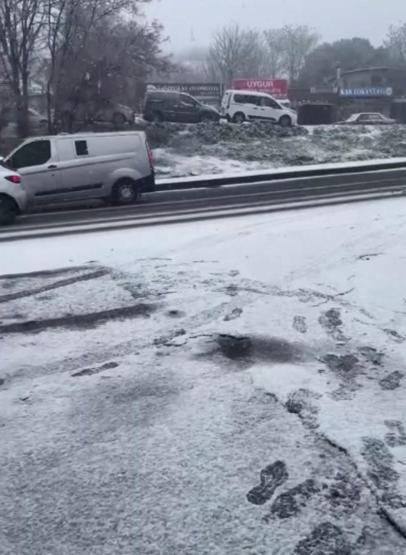 SON DAKİKA... İstanbulda kar yağışı Araçlar yollarda kaldı