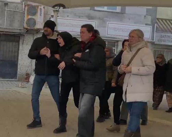 Sen Nasıl Bir Babasın Kızını boğarak öldürdü: intihar izlenimi vermek için bileklerini kesti