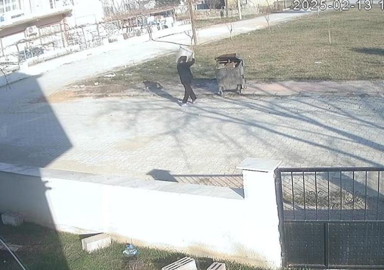 İnsanlık dışı bir olay... Ayaklarını bağlayıp çöpe atmışlar