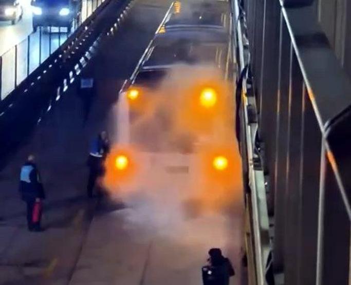 Metrobüste büyük panik Yolcular indirildi