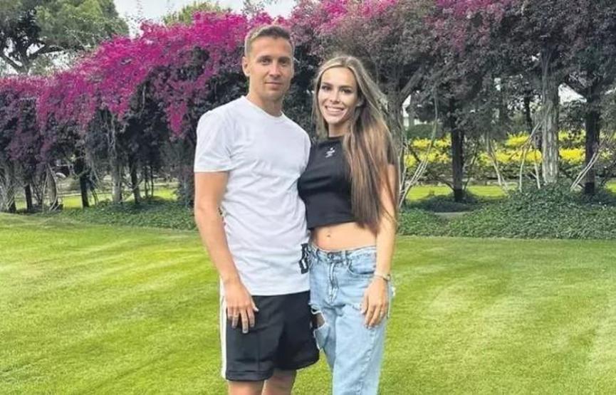 Galatasarayın yeni yıldızını eşi ikna etmiş: AİLECE MUTLU OLURUZ