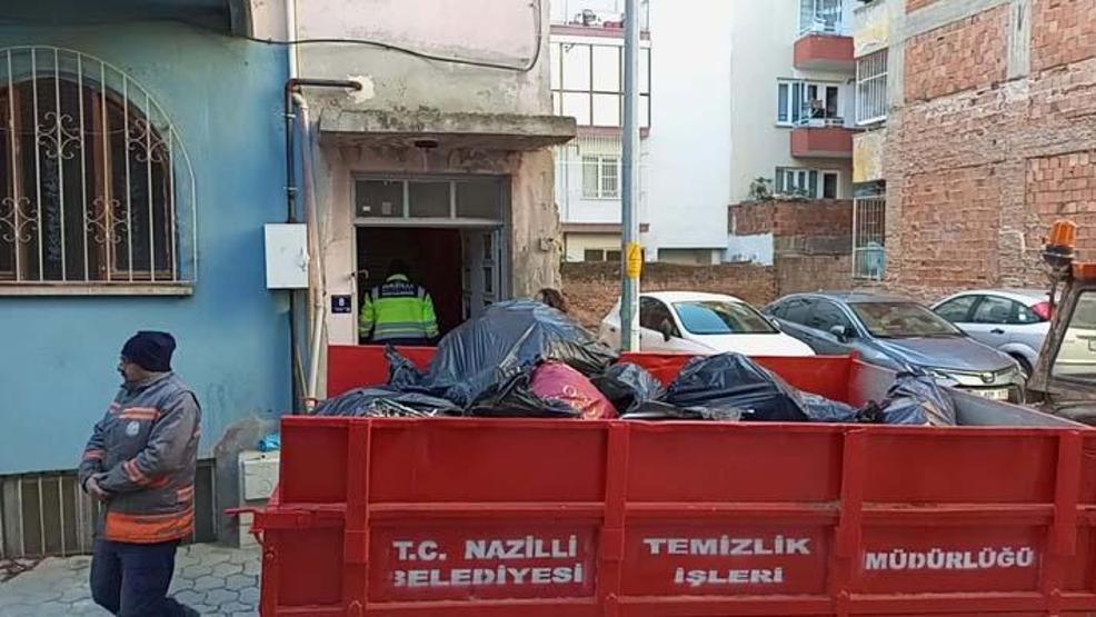 Kötü koku yayılan evden 7 traktör römorku dolusu çöp çıktı