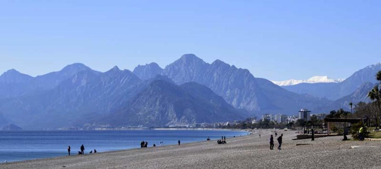 Soğuk hava Antalyada da hissedildi, güneşe rağmen sahil boş kaldı