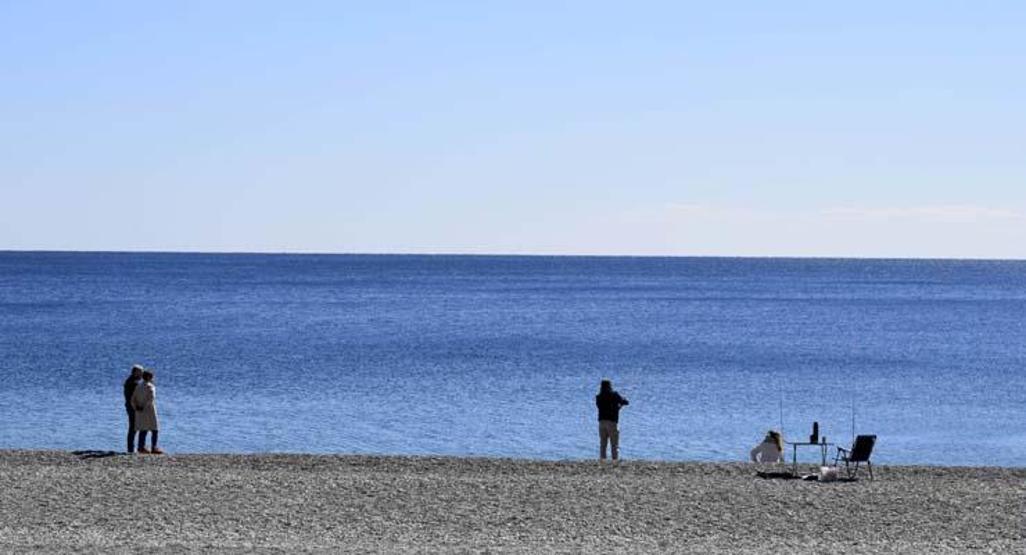 Soğuk hava Antalyada da hissedildi, güneşe rağmen sahil boş kaldı