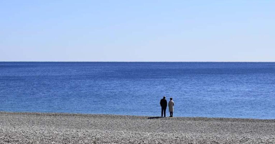 Soğuk hava Antalyada da hissedildi, güneşe rağmen sahil boş kaldı