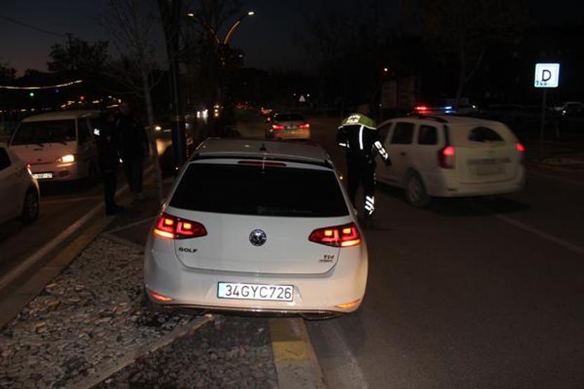 Alkollü sürücü önce yayaya ardından direğe çarptı Rahatlığı pes dedirtti