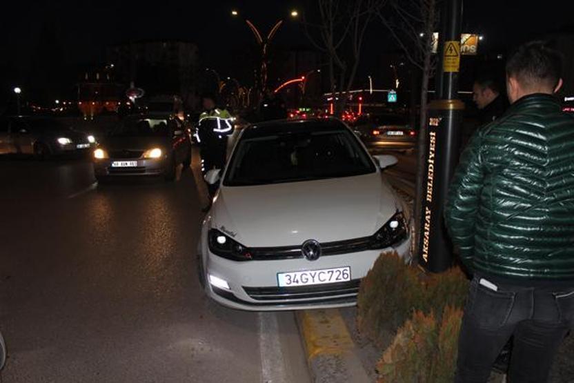 Alkollü sürücü önce yayaya ardından direğe çarptı Rahatlığı pes dedirtti