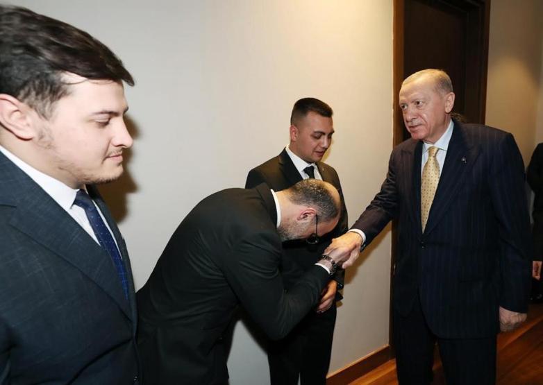 Cumhurbaşkanı Erdoğandan adaşı Recep Tayyip Erdoğana rozet