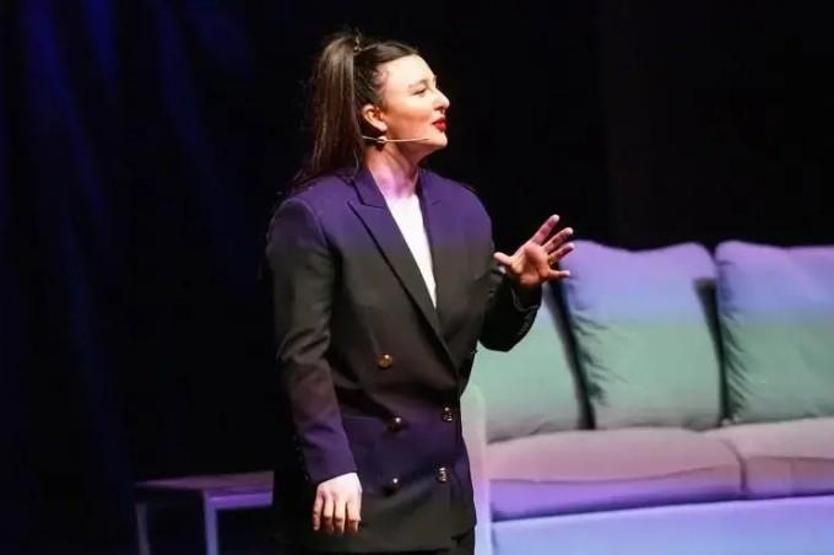 Yasemin Sakallıoğlu: Biriktirdiğim altınlarla okudum
