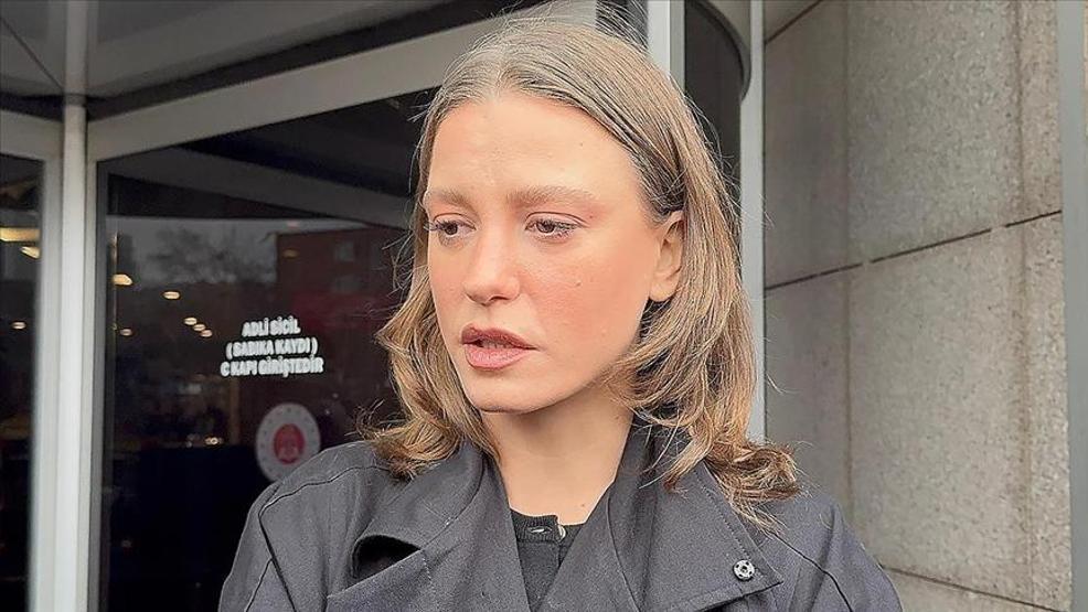 Serenay Sarıkayanın keyifsiz hali objektiflere yansıdı