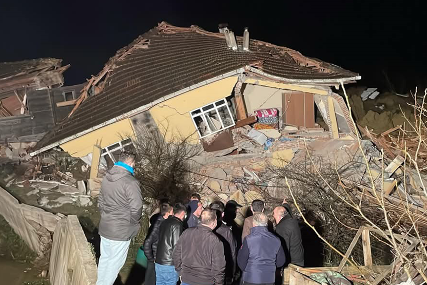 SON DAKİKA Sinopta korkutan heyelan: 3 ev yıkıldı