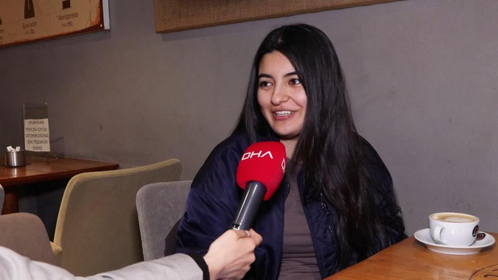 Baka baka öğrendim 70lik Barista teyze gençlerin ilgi odağı oldu