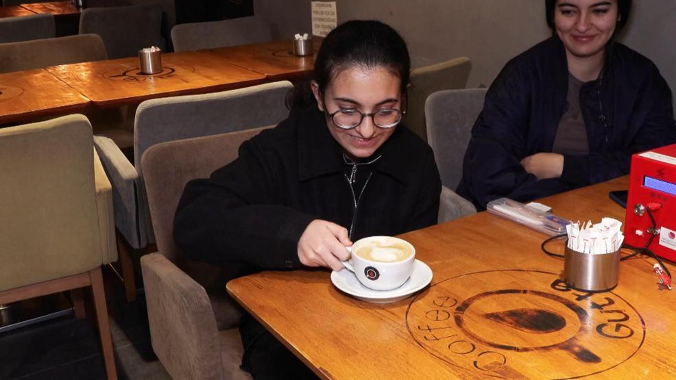 Baka baka öğrendim 70lik Barista teyze gençlerin ilgi odağı oldu
