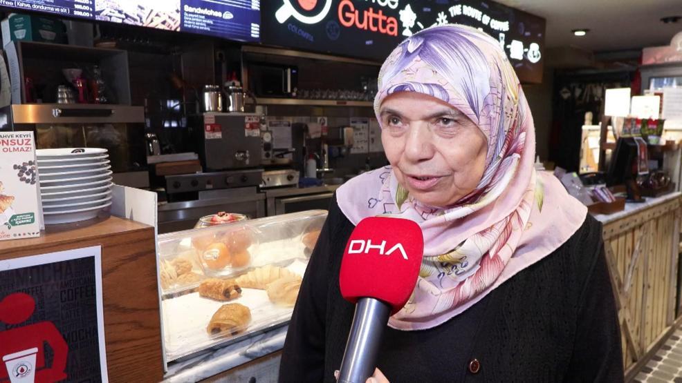 Baka baka öğrendim 70lik Barista teyze gençlerin ilgi odağı oldu