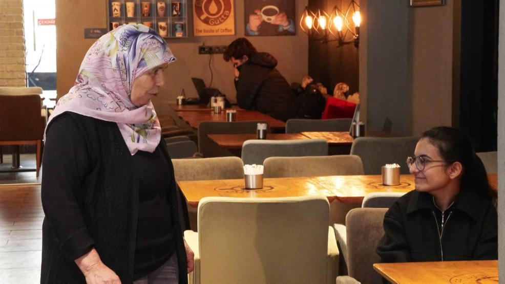 Baka baka öğrendim 70lik Barista teyze gençlerin ilgi odağı oldu