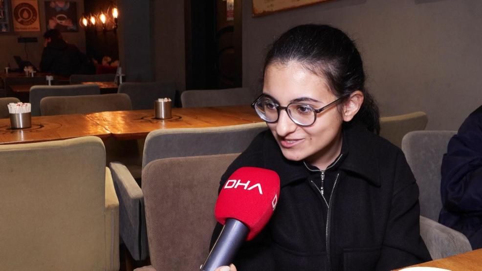 Baka baka öğrendim 70lik Barista teyze gençlerin ilgi odağı oldu