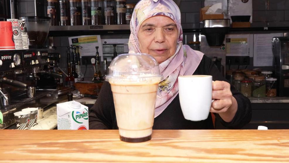 Baka baka öğrendim 70lik Barista teyze gençlerin ilgi odağı oldu