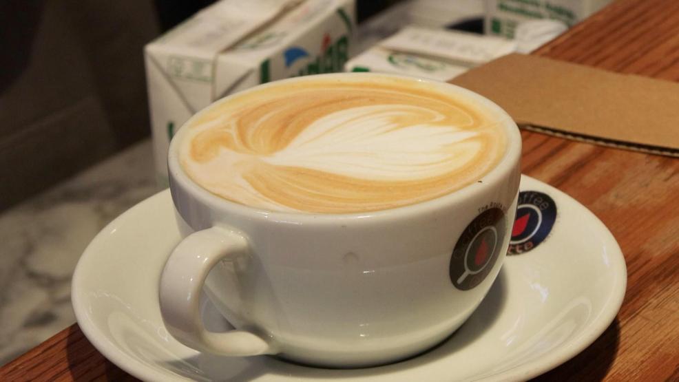 Baka baka öğrendim 70lik Barista teyze gençlerin ilgi odağı oldu