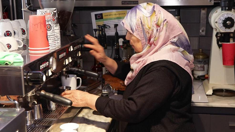 Baka baka öğrendim 70lik Barista teyze gençlerin ilgi odağı oldu