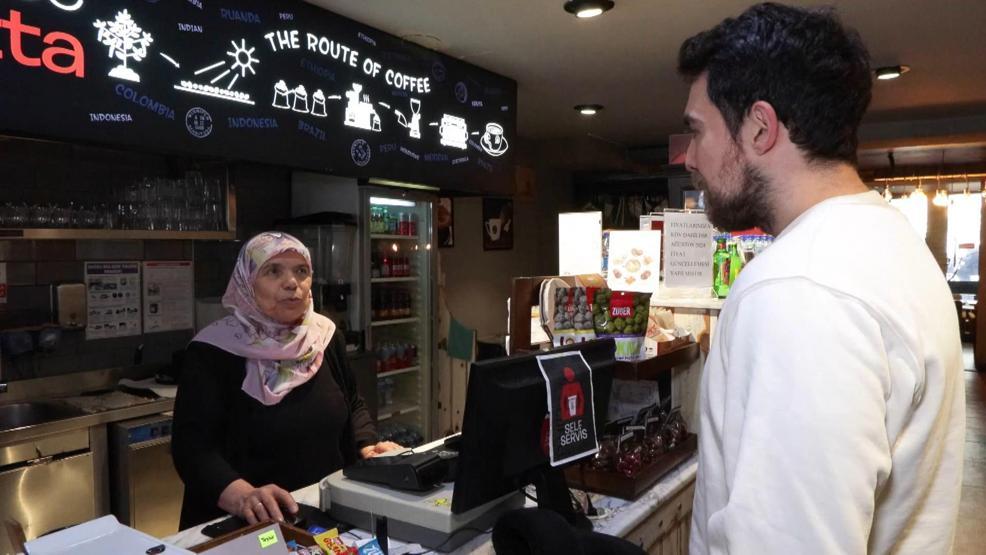 Baka baka öğrendim 70lik Barista teyze gençlerin ilgi odağı oldu