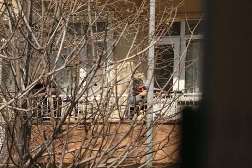 Yer: Çanakkale Tüfekle balkona çıktı dehşet saçtı Etkisiz hale getirildi