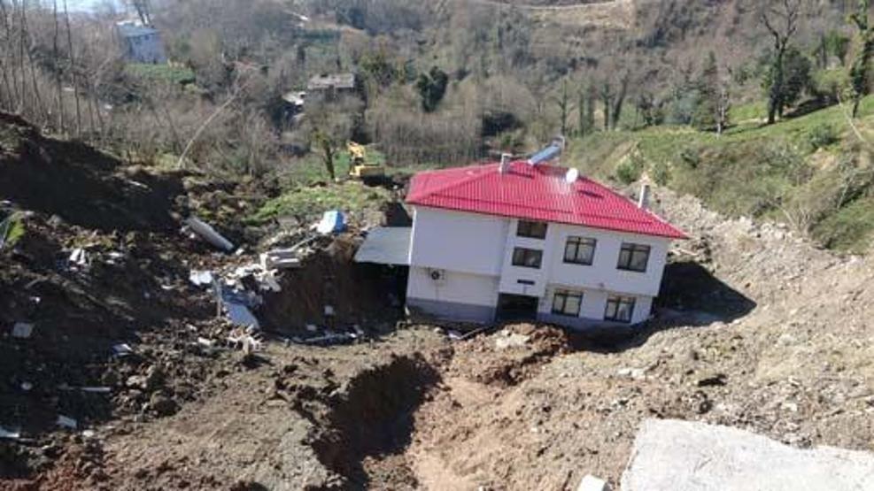 Heyelanda evi metrelerce sürüklendi Çatlak dahi yok