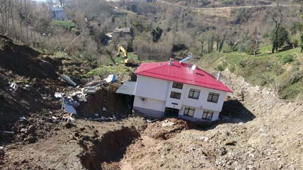 Heyelanda evi metrelerce sürüklendi Çatlak dahi yok