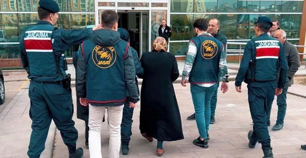 2 günlük bebeği boğup çukura gömen firari anne ile anneanneyi JASAT yakaladı