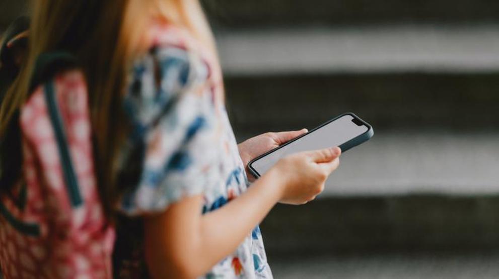 Avrupanın en zengin ülkelerinden biri Okullarda akıllı telefonu yasakladılar