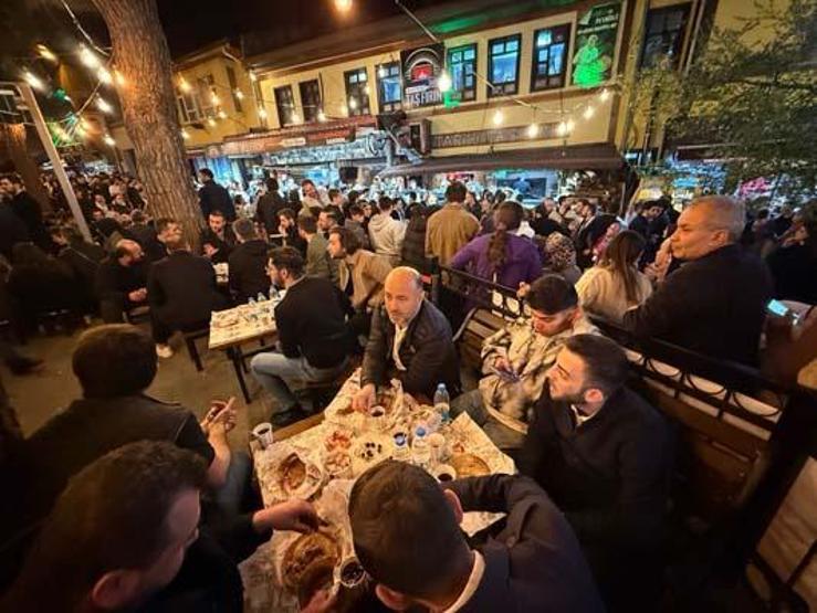 Mustafa Varank, sahur programında vatandaşlarla bir araya geldi