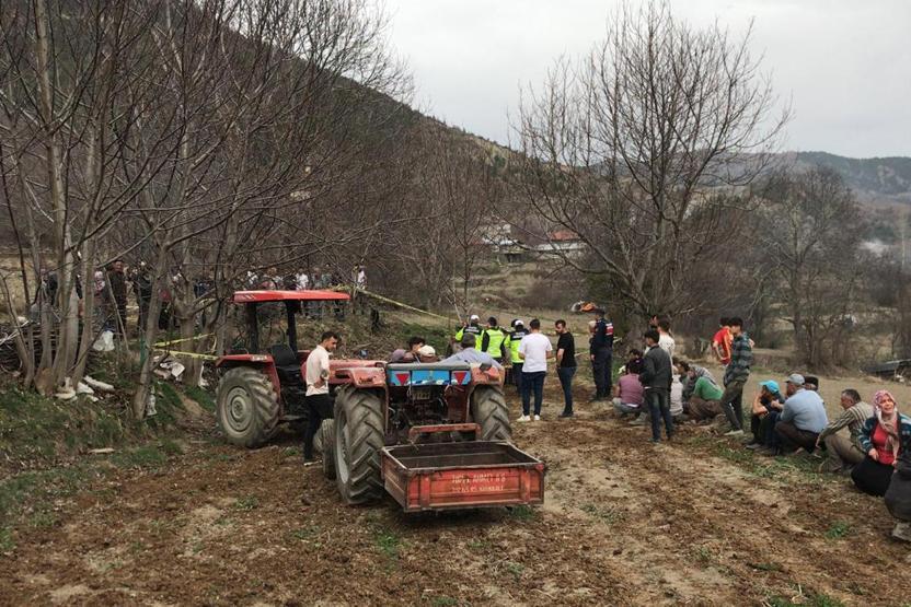 Devrilen traktörün altında kalan sürücüsü öldü