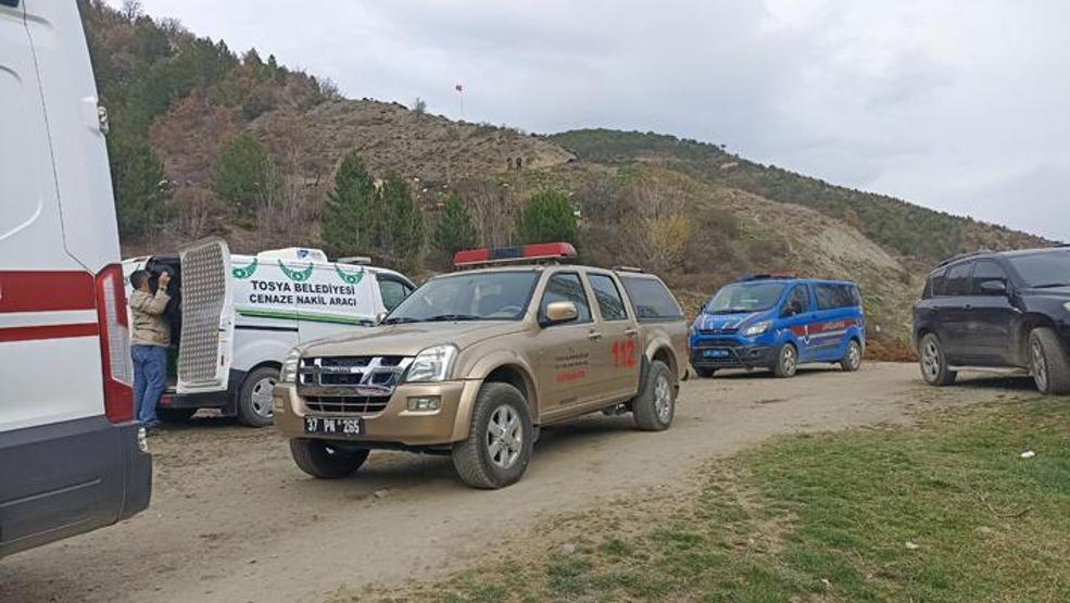 Devrilen traktörün altında kalan sürücüsü öldü