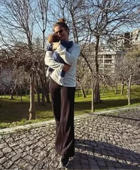 Burcu Biricik ve kızı Lunadan yeni poz