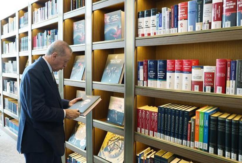 Cumhurbaşkanı Erdoğan, AK Kütüphaneyi ziyaret etti