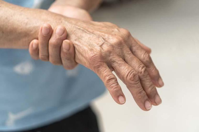 Tüm vücudu etkileyen sessiz tehdit: Parkinson Parkinson nedir ve belirtileri nelerdir