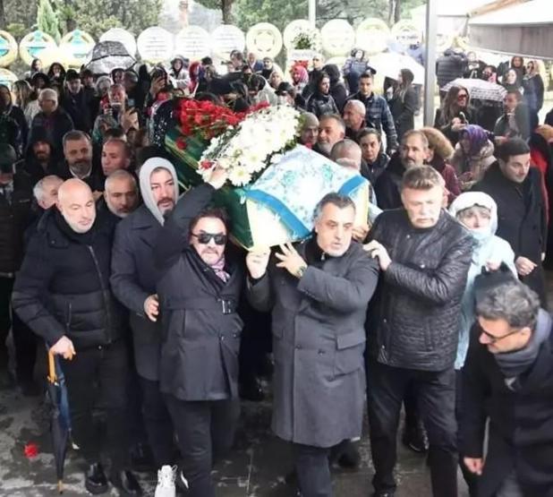 Tanyelinin vefatı sanat dünyasını yasa boğdu Tanyelinin oğlu Taylandan yeni paylaşım