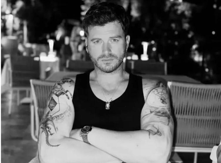 Kıvanç Tatlıtuğun mavi gömlekli paylaşımına beğeni yağdı