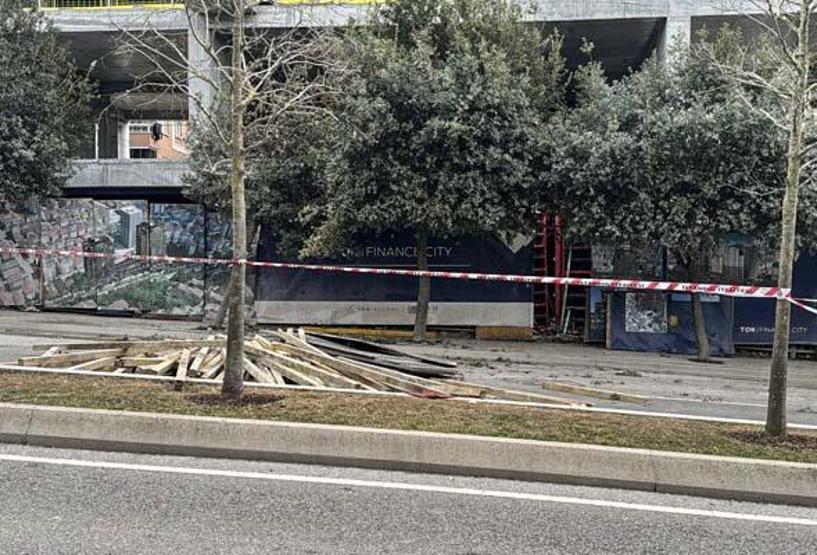 İstanbul Ümraniyede inşaat iskelesinden düşen işçiler hayatını kaybetti
