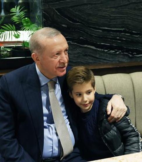 Cumhurbaşkanı Erdoğan kafede vatandaşlarla sohbet etti