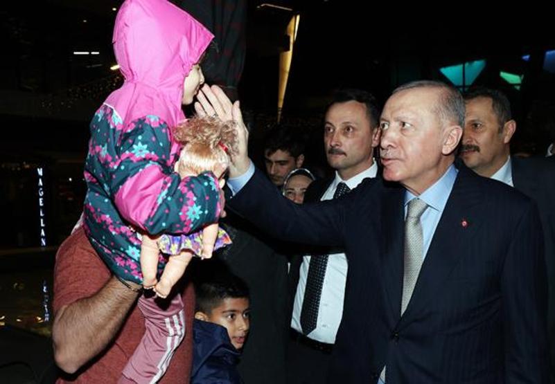 Cumhurbaşkanı Erdoğan kafede vatandaşlarla sohbet etti